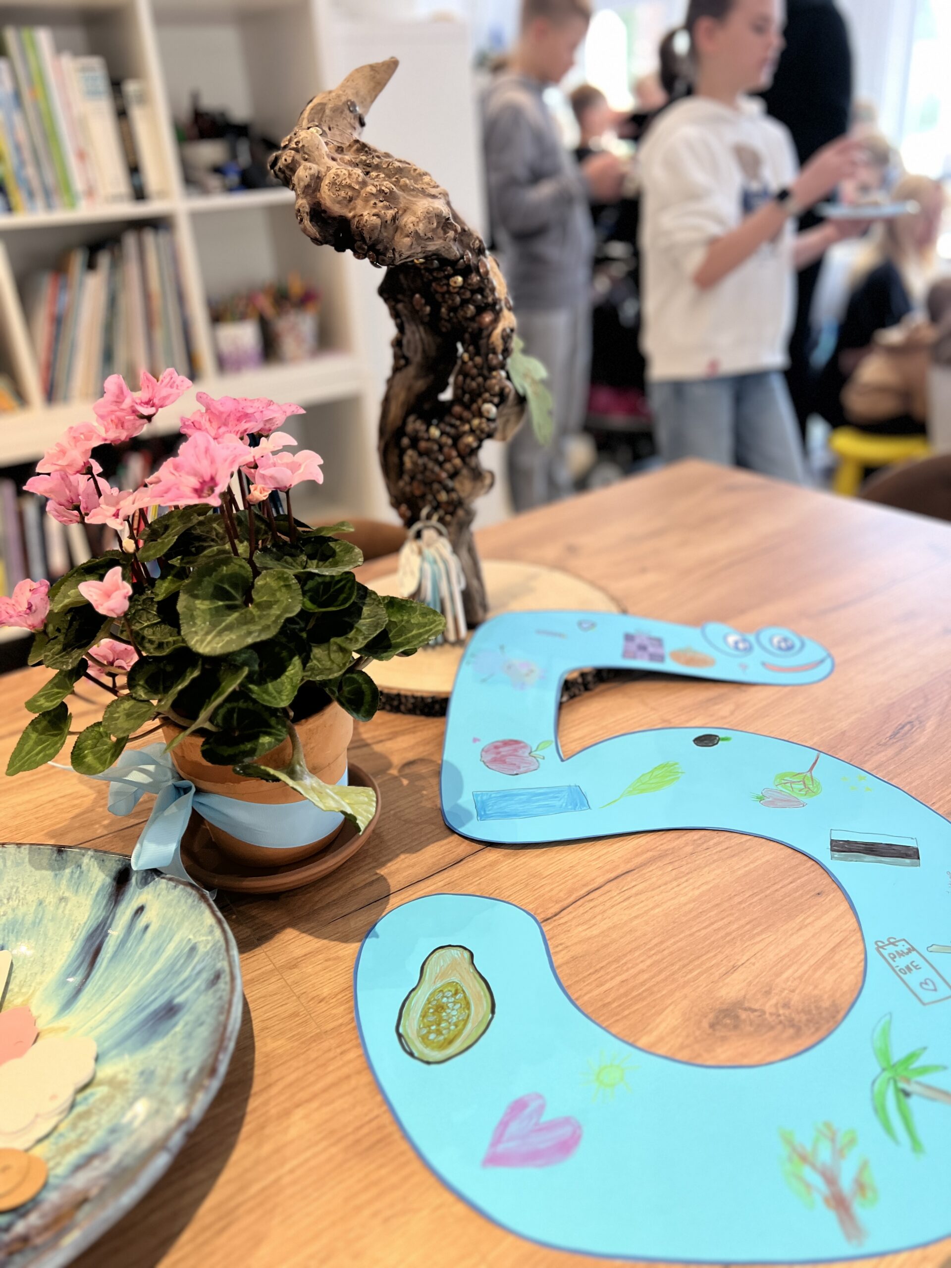 Esimene juubelihõnguline sünnipäev jõudis meie õuele. Õppekeskus ISE sai 5-aastaseks. Palju õnne kõigile ISEKATELE! Sündimise päeva tähistasime traditsioonilise